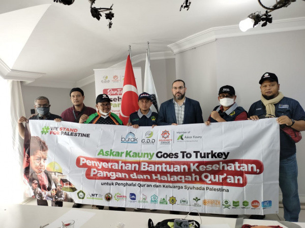 Askar Kauny Serahkan Bantuan Bagi Palestina di Turki