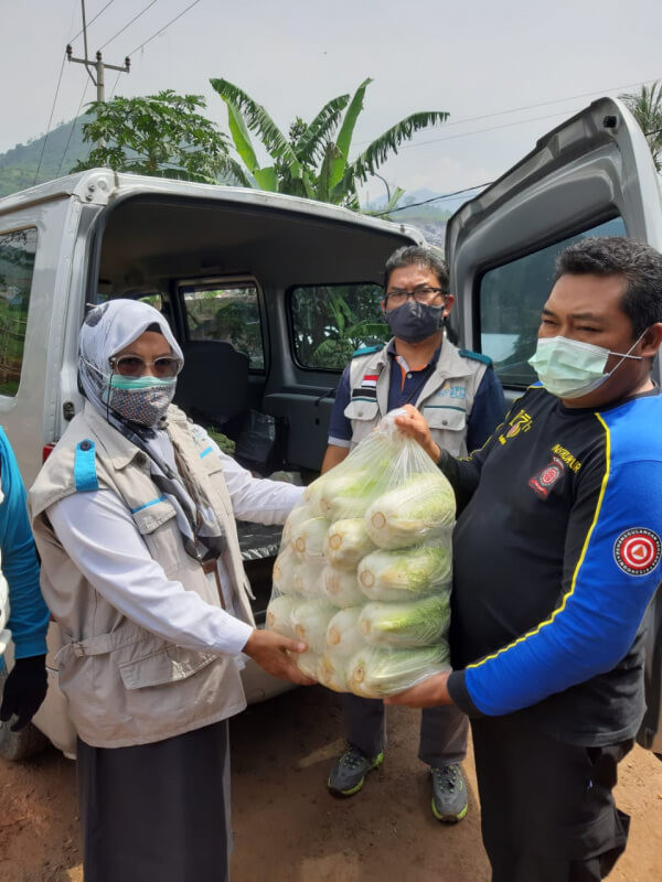 Respon Banjir dan Longsor Sumedang, YBM PLN Berikan Bantuan Logistik untuk 1000 Orang Terdampak