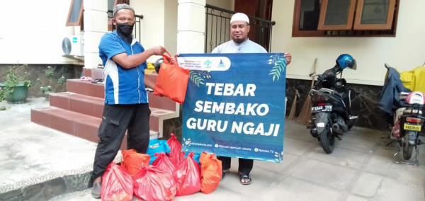 Tebar Sembako Buat Guru Ngaji di Masa Pandemi