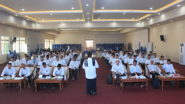 120 Guru Putra dan Asatiz Nurul Jadid Upgrading Pola Asuh Santri Melalui Kelas “Menjadi Teladan”