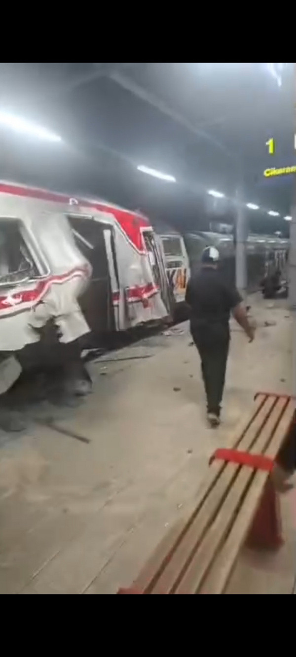 KAI Sampaikan Permohonan Maaf dan Fokus Evakuasi Penumpang di Stasiun Bekasi Timur