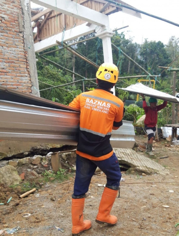 BAZNAS Bantu Korban Banjir di Mamuju dan Fenomena Tanah Bergerak di Enrekang