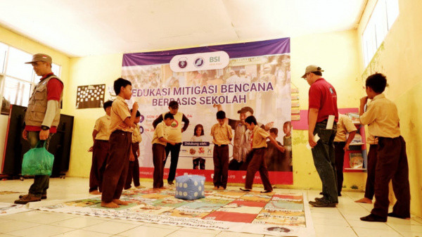 Belajar Siaga Bencana Sambil Bermain Bersama ARM HA-IPB di Pasir Madang