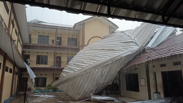 (Gambar) Musibah Angin Kencang, Melanda Gedung Ponpes Tahfidz Cibinong Bogor