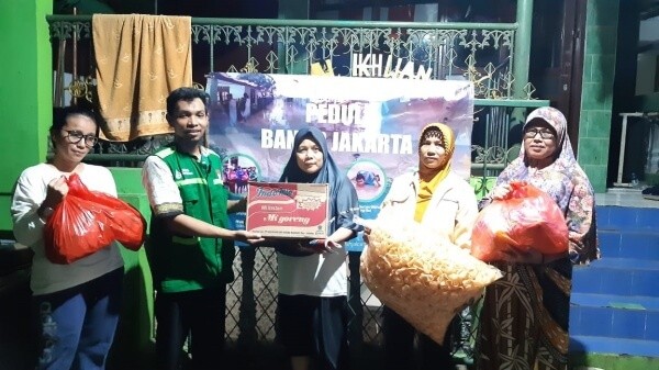 Bantu Korban Banjir di Jakarta, LAZIS Wahdah  dan Komunitas Gerebek Bersinergi