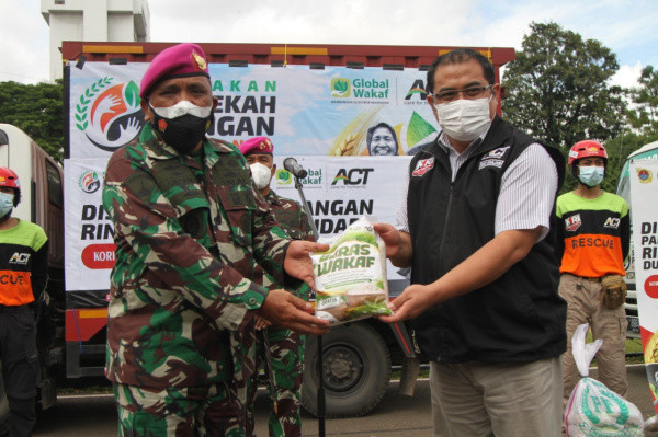 Sinergi ACT-Korps Marinir Bantu Korban Banjir melalui Gerakan Sedekah Pangan Nasional