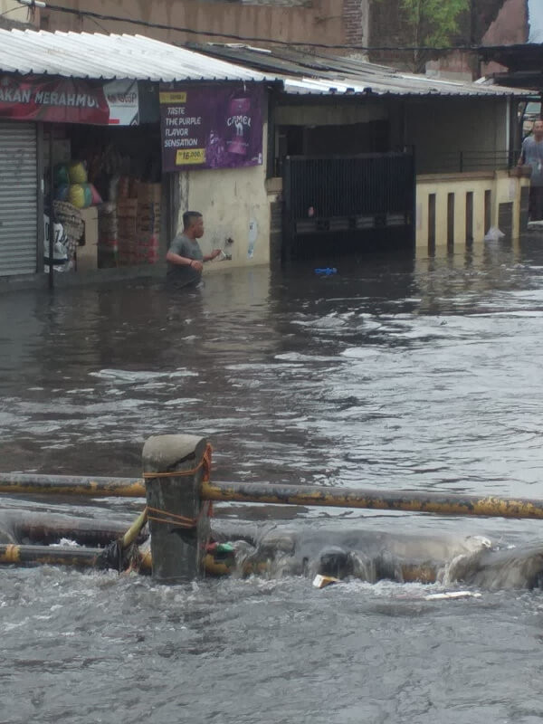 Warga Cimahi Bersihkan Sisa Material Pascabanjir