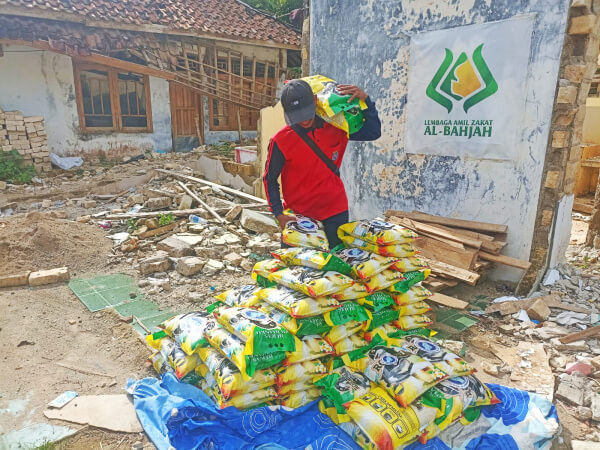 Jelang Ramadhan ARM HA IPB Salurkan 237 Paket Sembako Buat Warga Penyintas Bencana Sukabumi