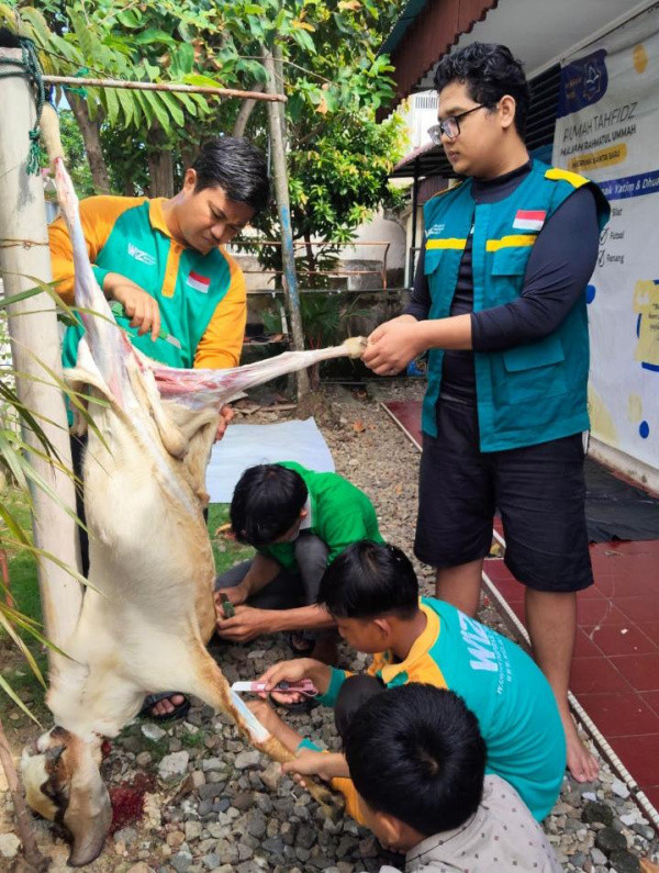 WIZ dan Rumah Tahfidz HRU Salurkan Daging untuk Masyarakat Padang