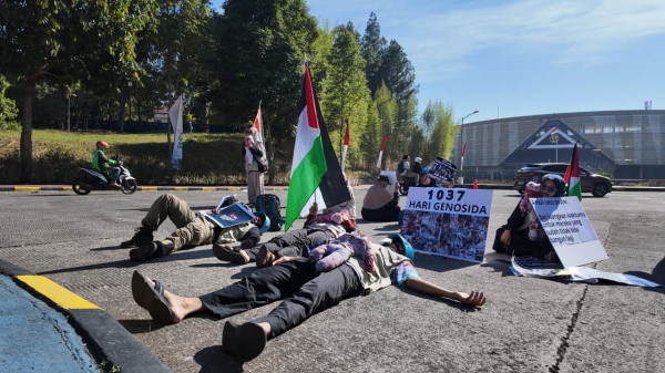 Aktivis Muda Tiduran di Jalan Pasar Unpad dan Rektorat dalam Aksi Palestina