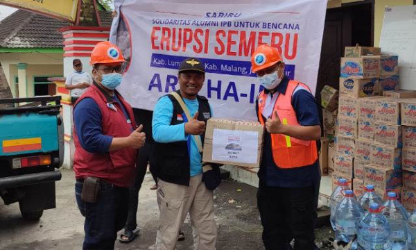 Himpunan Alumni IPB Salurkan Bantuan ke Tiga Desa Terdampak Erupsi Semeru