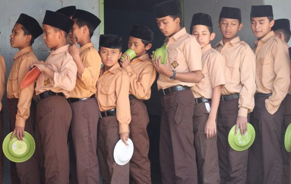 Pelajaran Berharga Anak Dalam Budaya Antri