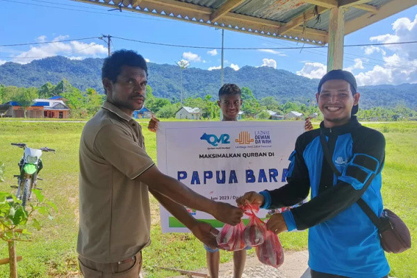 Syiar Islam di Tanah Papua, Laznas Dewan Dakwah Bagikan Daging Qurban