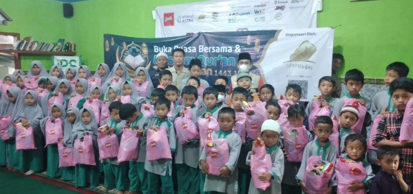 Jelang Puncak Khatam Quran, Tabung Infaq Salurkan 100 Paket Pangan kepada Mualaf Cetho