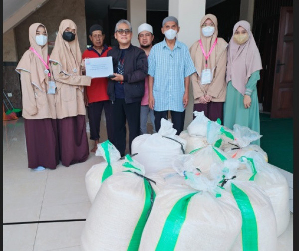 Siswi SMP Daar Ennisa Bogor , Zakat Fitrah di Masjid Al  I'tisham  Budi Agung