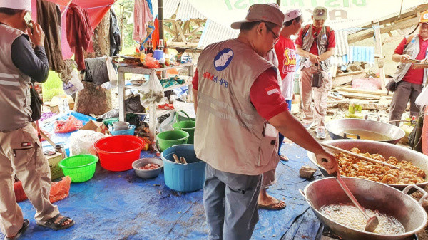 ARM HA-IPB Suplai 1,5 Ton Bahan Makanan Untuk Dapur Umum Bagi 650 Warga Di Rancagoong, Cianjur