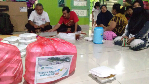 Muslimah Wahdah Sumbang Makan Malam Pengungsi Banjir Makassar