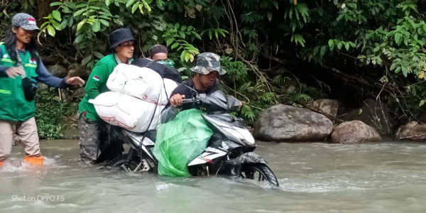 Terharu, Kesolidan Relawan Sebrangi Sungai Bawa Bantuan Ke Puncak Ulumanda