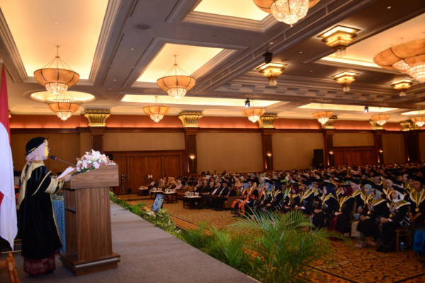 Resmi Kukuhkan Prof. Dr. Hj. Sri Harini, M.Si sebagai Guru Besar Bidang Ilmu Manajemen