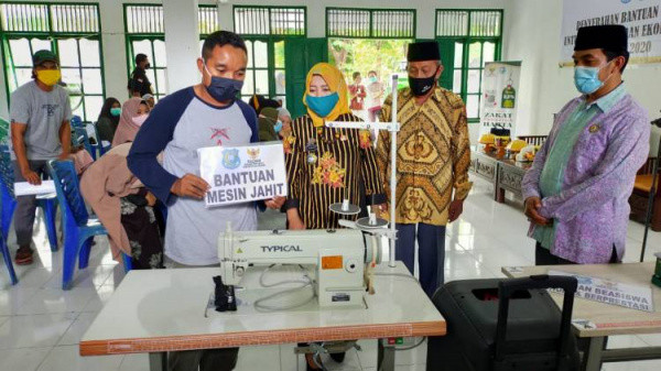 Berdayakan Ekonomi Masyarakat, Baznas Bulukumba Salurkan Bantuan Mesin Jahit dan Alat Perbengkelan