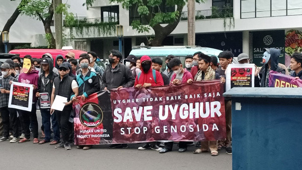 Ratusan Orang Yang Tergabung Dalam HUPI Kepung Kedubes Tiongkok Di Jakarta