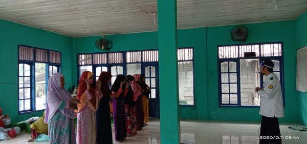 Semangat Mualaf di Mentawai Jalani Praktik Salat Bersama Da'i BAZNAS