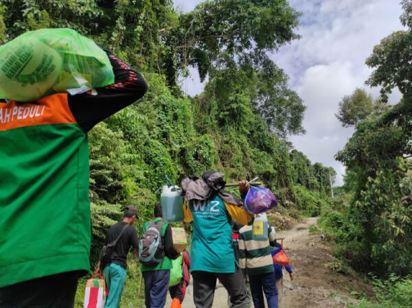 Jalan Kaki 15 Km, Relawan Wahdah Bantu Warga Terisolir di Perbukitan Majene