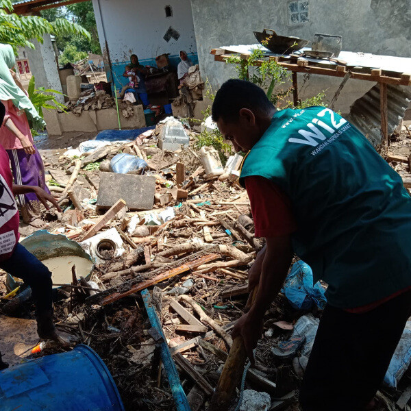 Pasca Banjir Lumpur, Relawan WIZ dan Wahdah Peduli Bantu Bersihkan Rumah Warga