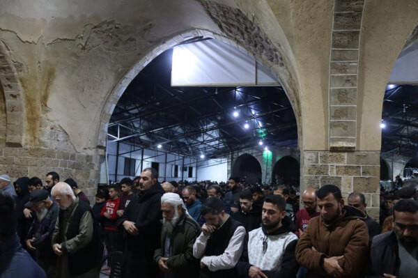 Warga Gaza Shalat Tarwih di Masjid Agung Omari