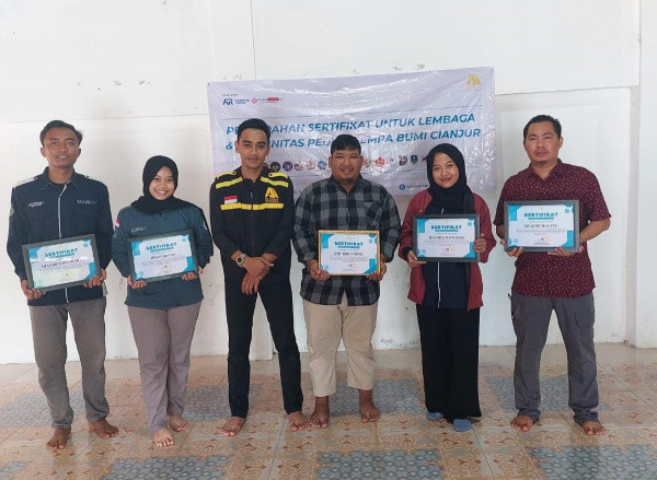 Ketua IPRY dan AII bersama AR Learning Center Turun Aksi Peduli Gempa Cianjur