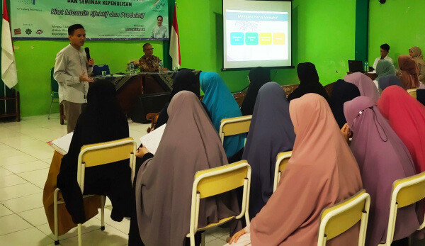 Keliling Sekolah dan Pesantren, Ketua FLP Jatim Sebarkan “Virus” Literasi