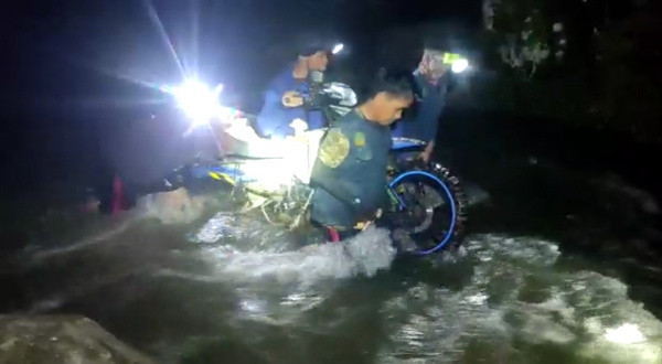 Dua Hari Dua Malam, Perjalanan Para Daâ€™i Dewan Dakwah Salurkan Bantuan ke Lambentana