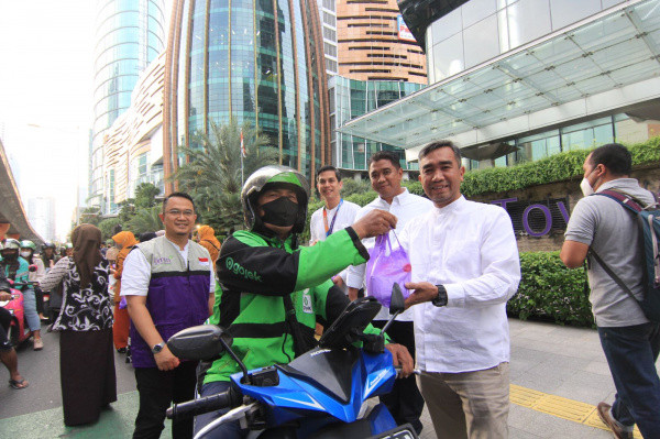 Gelar Program Muamalat Berbagi, Bank Muamalat dan BMM Bagi Takjil Gratis ke Masyarakat