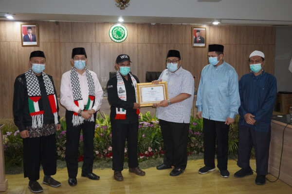 Wahdah Islamiyah Serahkan Bantuan Rp1 Miliar untuk Palestina Melalui MUI