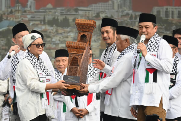 Menlu Retno Marsudi Dapat Penghargaan Replika Mimbar Masjid Al-Aqsa