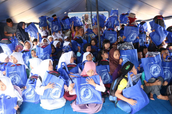 ARM HA-IPB dan Indonesia CARE Serahkan Tenda Sekolah Darurat di Nyalindung, Cianjur
