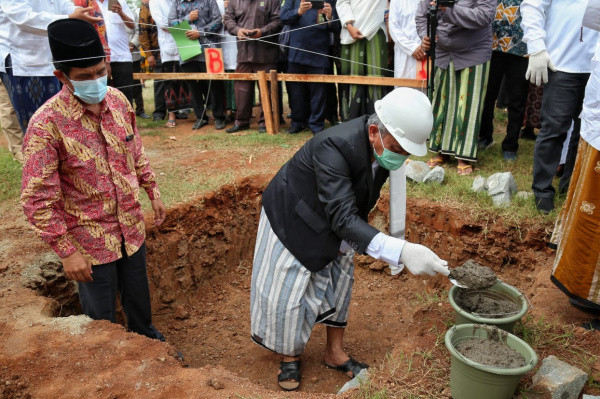 Pembangunan Rusun Pesantren Annihayah Dimulai, Ahmad Syaikhu Dapat Apresiasi dari Pimpinan Pondok