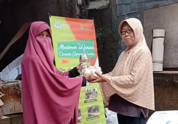 Tanggap Bencana, Muslimah Wahdah Jaksel Salurkan Makanan & Obat - Obatan Untuk Korban Banjir