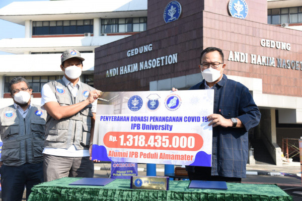 ALUMNI IPB SERAHKAN DONASI 1,3 MILYAR RUPIAH  UNTUK PENGADAAN TABUNG OKSIGEN BAGI IPB UNIVERSITY