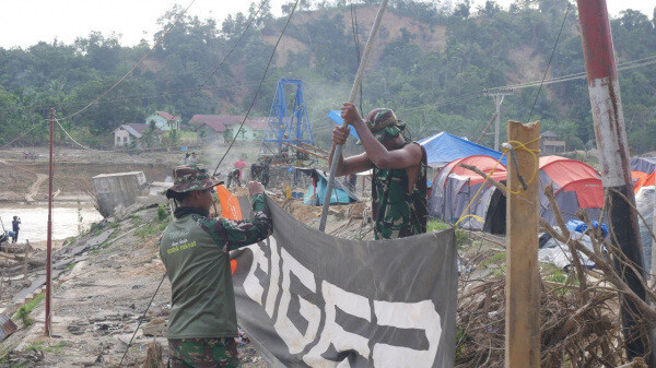 Putus Total Akibat Banjir, TNI AD Bangun Jembatan Gantung di Aceh Tamiang