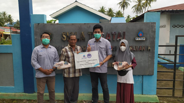 Sobis Pammase Berbagi Hasil Panen Ayam Kampung Buat Guru dan Pengelola PAUD