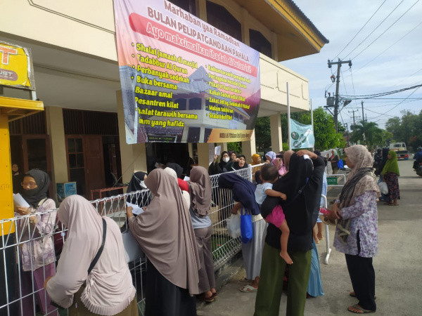 (Gambar) Suasana Kesibukan para Ibu  Pada Kegiatan Bazar Murah