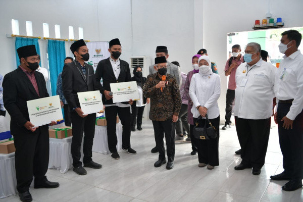 BAZNAS Bersama Wapres Maruf Amin Serahkan Bantuan Santripreneur di Kendari