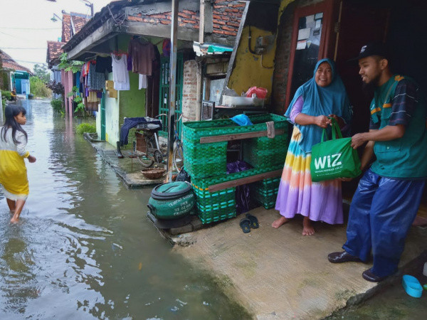 WIZ Bagikan Sembako Bagi Penyintas Banjir Semarang