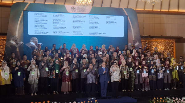 Menteri LH Berikan Penghargaan Adi Wiyata Nasional ke SMP 7 Bekasi