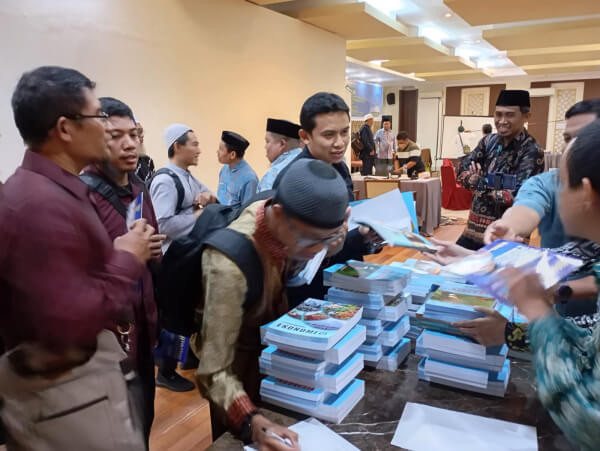 Peserta Lokakarya Pendidikan YPWI Terima Buku Ajar dan Majalah dari WIPrinting