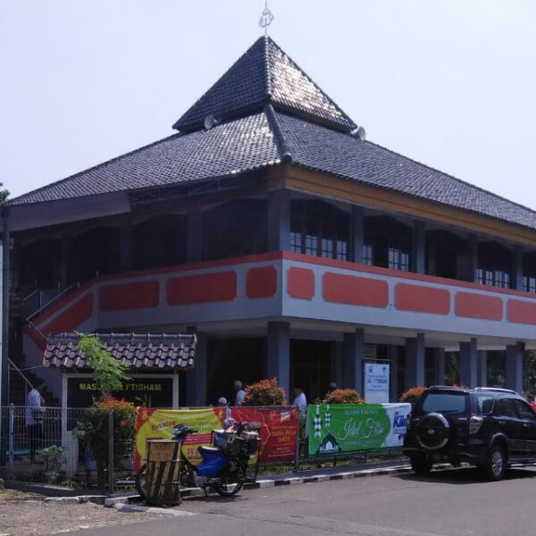 Penyelenggaraan Kurban di Masjid Itishom Budi Agung Diawasi Petugas Kesehatan Hewan IPB.