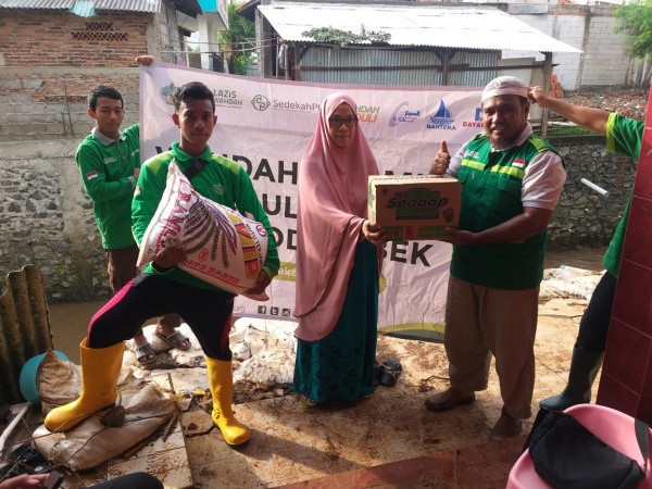 Ketika Banjir Melanda, Bagian Rumah Ibu ini sempat Hanyut